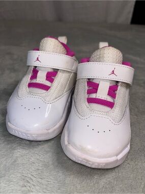 Jordan Max Aura 6 TD Toddler Basketball Shoes - White/Fire Pink Size 5C